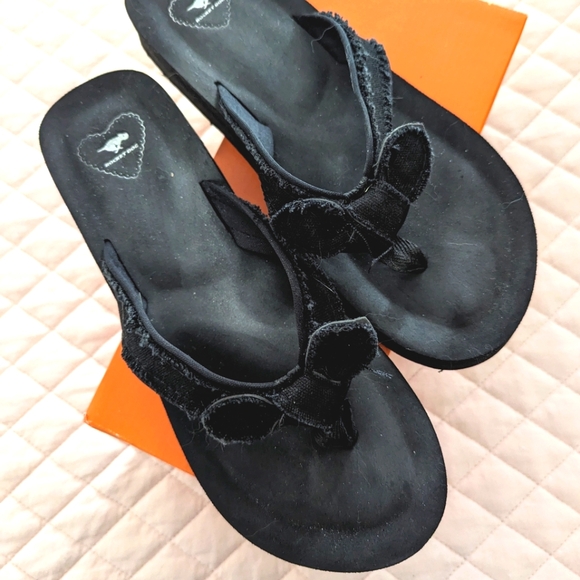 Rocket Dog Flip flop sandals. Black bowtie with small heel. Sz 10 - Picture 1 of 3